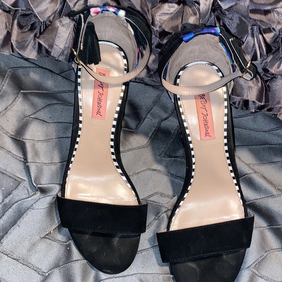 Betsey Johnson Rako - Picture 4 of 11